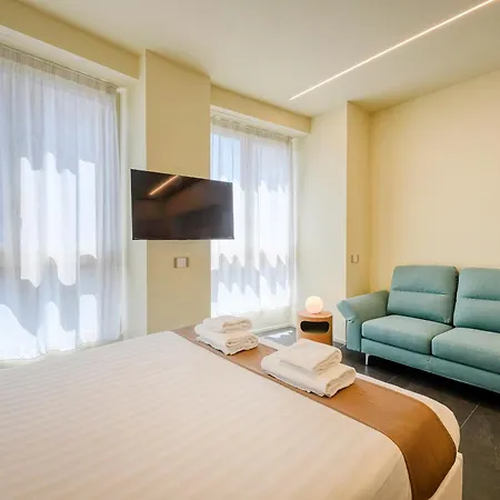 Royal Luxury P.zza Della Repubblica Apart Otel 3*